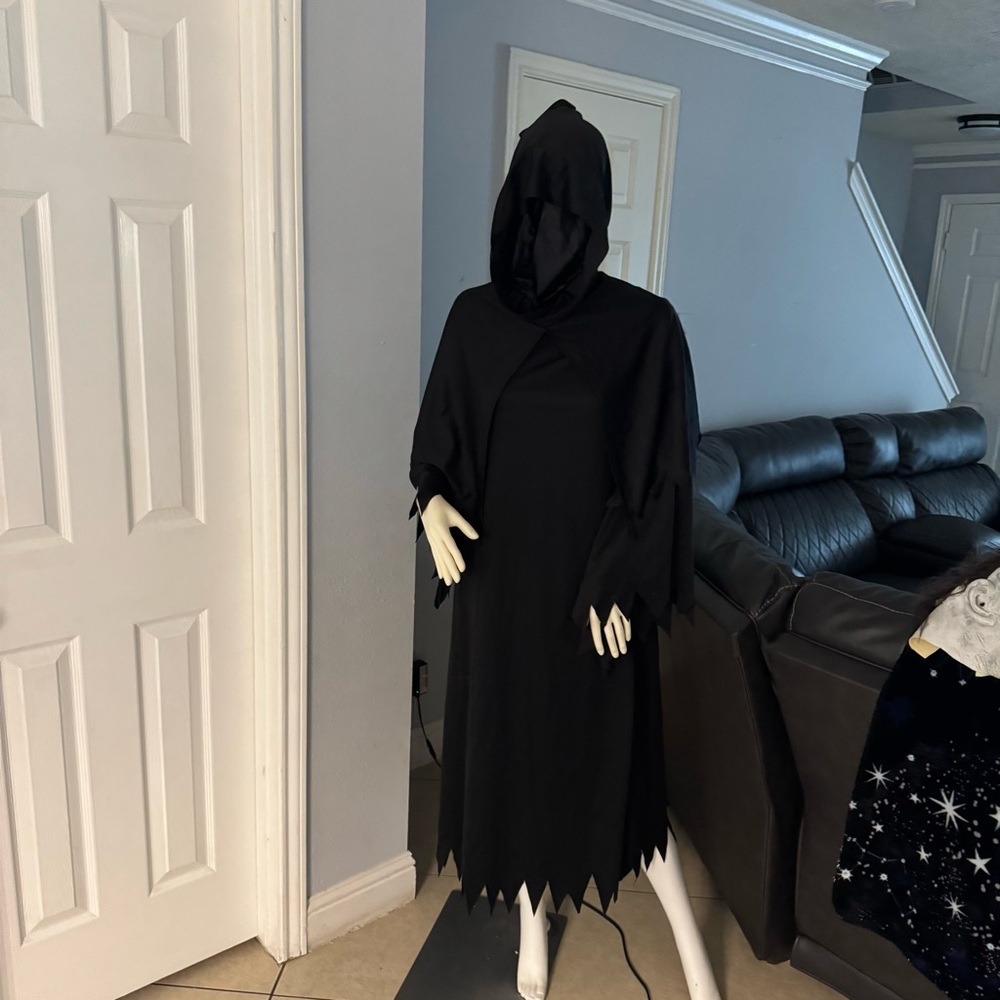 Spirit Halloween
Reaper Child Costume
Size Large 12-14